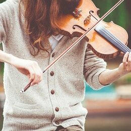 Eine junge Frau spielt Violine