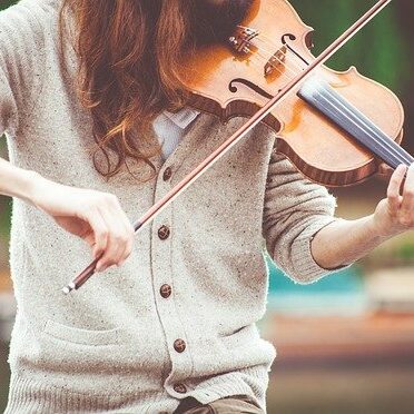 Eine junge Frau spielt Violine