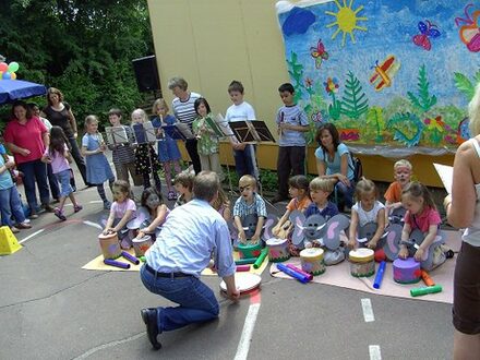 Kindergartenkinder spielen Musikinstrumente und singen