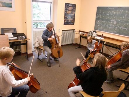4 Kinder lernen das Cello kennen